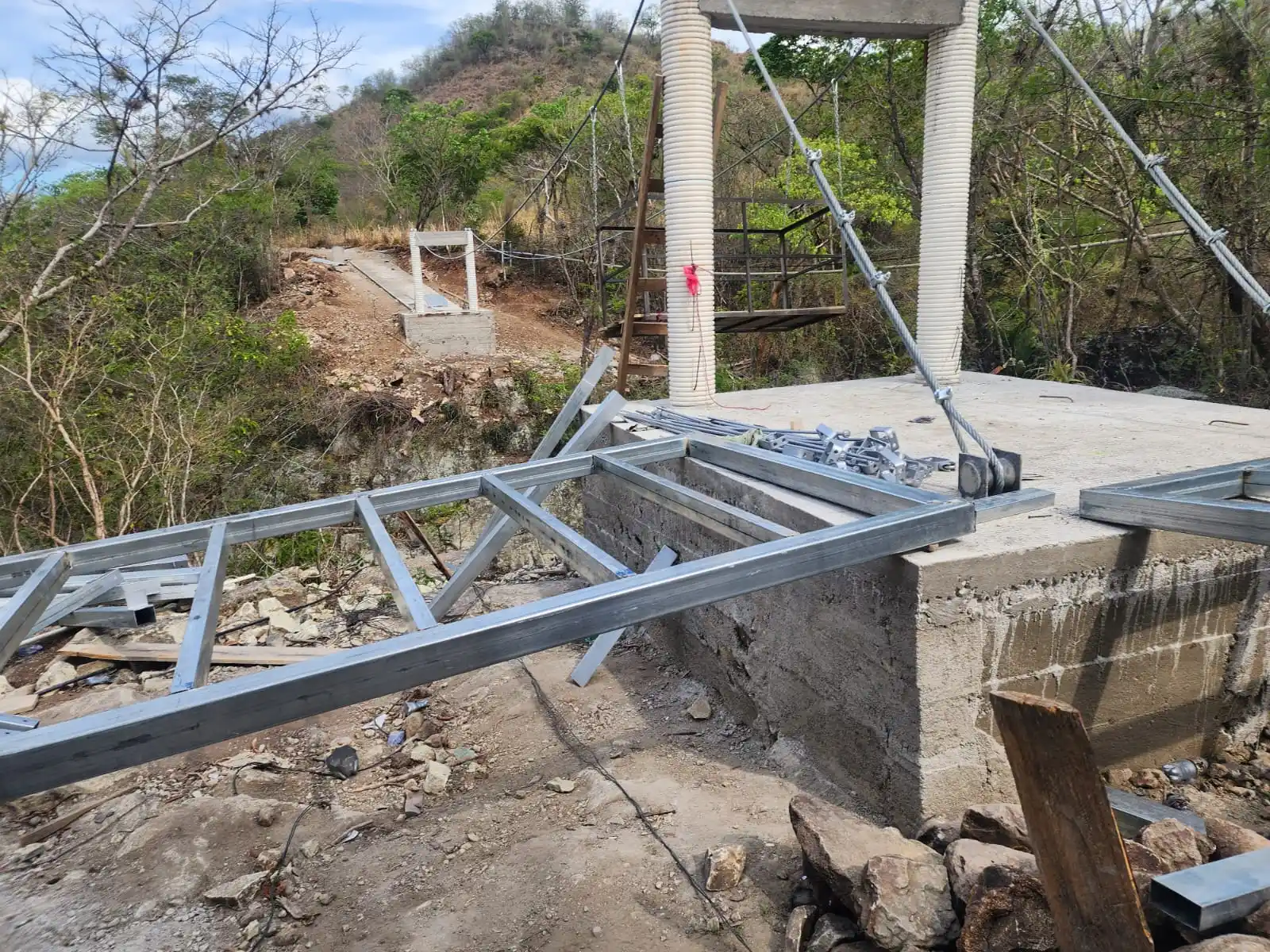 Construcción de puente colgante